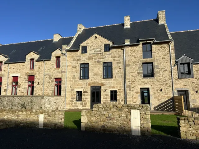 BookNoFees: Belle maison en pierre avec jardin et borne de recharge pour véhicule électrique – Saint Malo