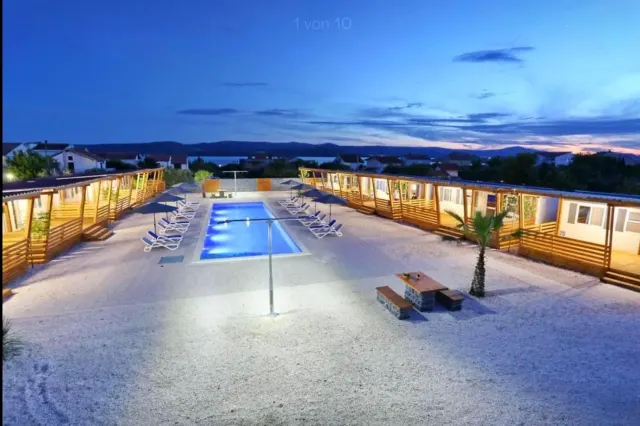 BookNoFees: Maison paisible de style camping-car avec piscine commune – Turanj
