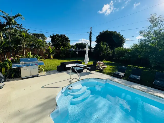 BookNoFees : location de vacances à Cutler Bay – Jardin avec piscine, barbecue et salon de jardin