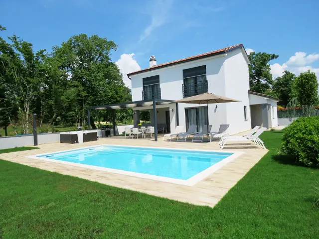 BookNoFees : location de vacances à Kanfanar – Villa Cerasela | Villa élégante près de Rovinj avec piscine, jacuzzi et barbecue