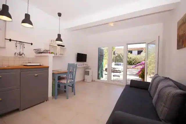 BookNoFees: NOUVEAU : studio près de la plage – Tribunj