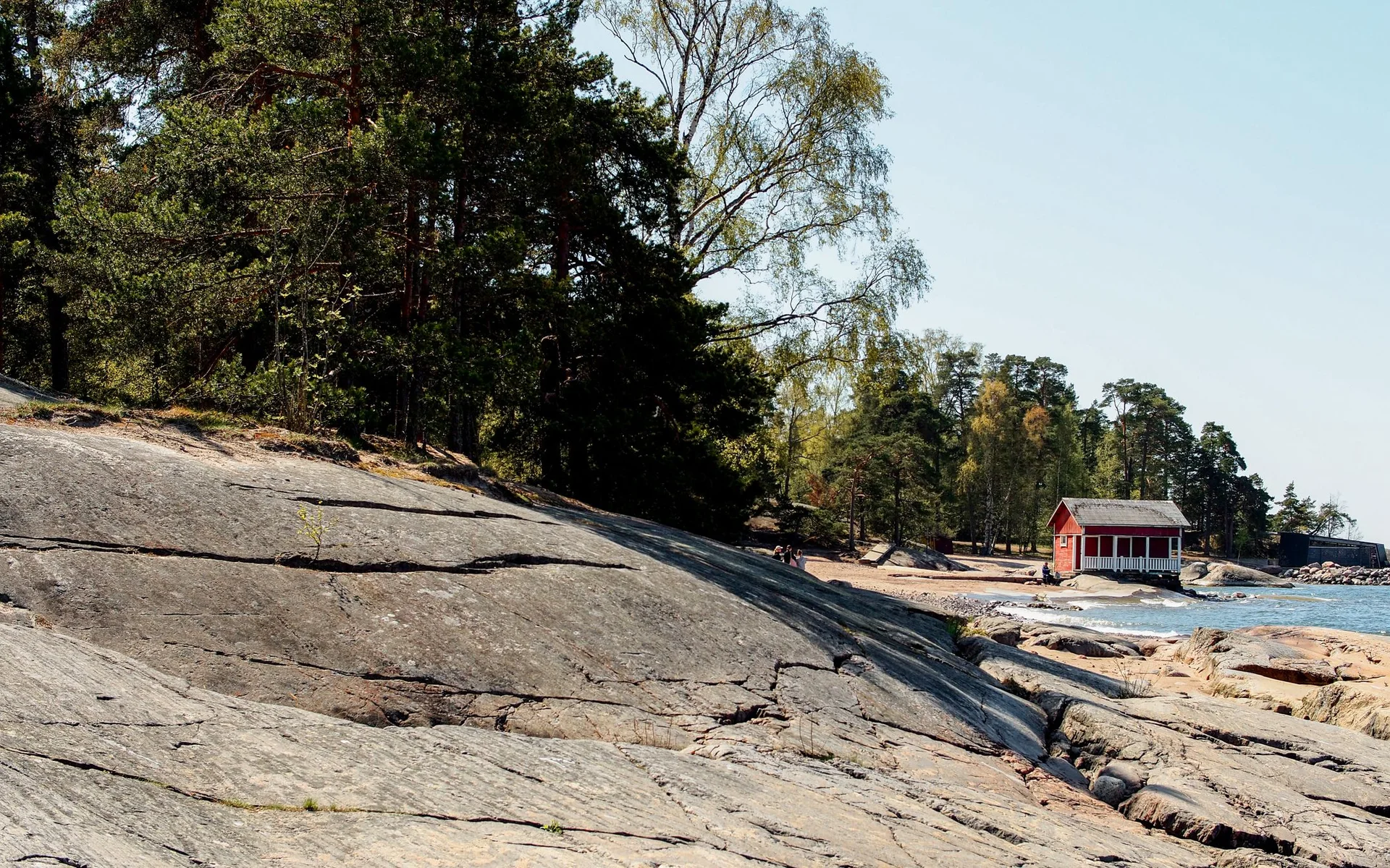 Cabane rouge sur la côte rocheuse d’Helsinki