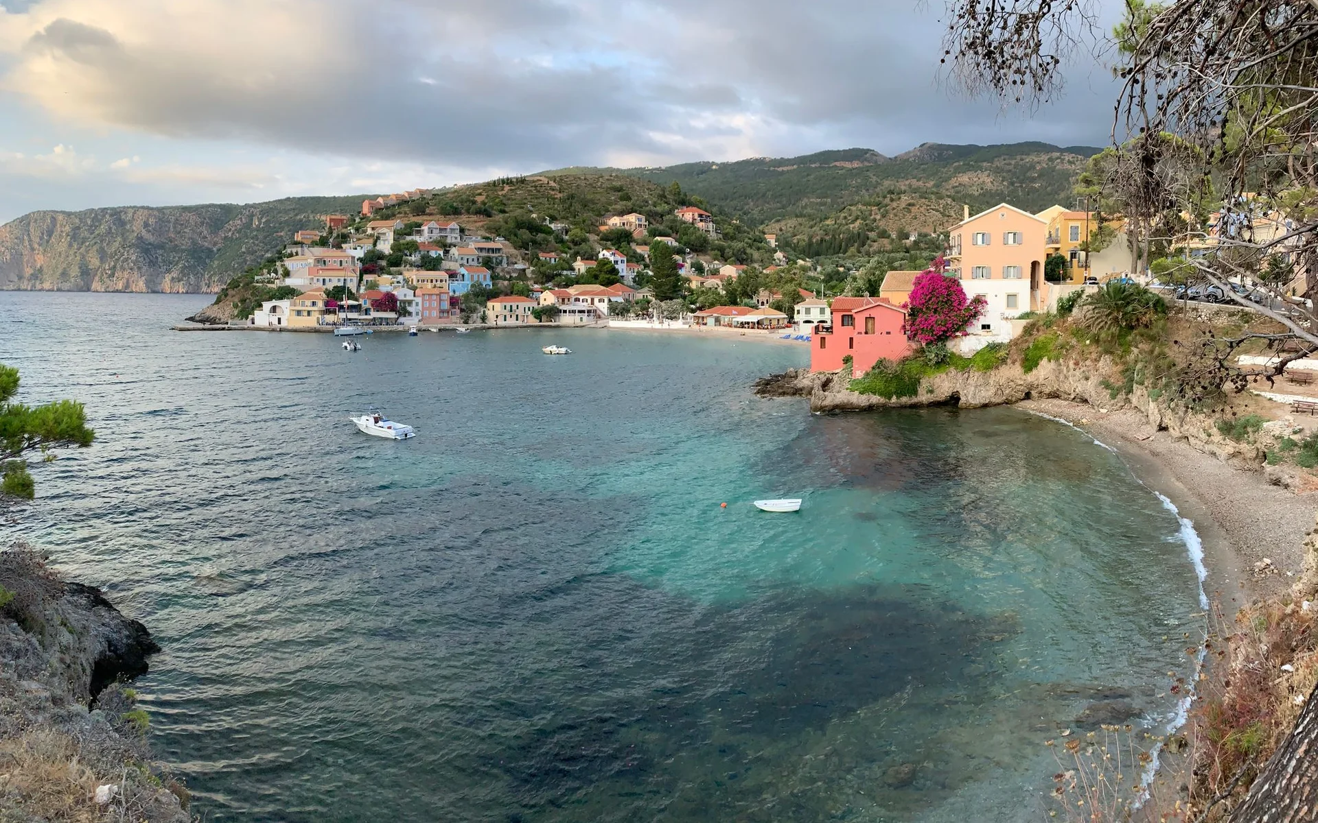 Maisons colorées dans la baie d'Asos, en Grèce