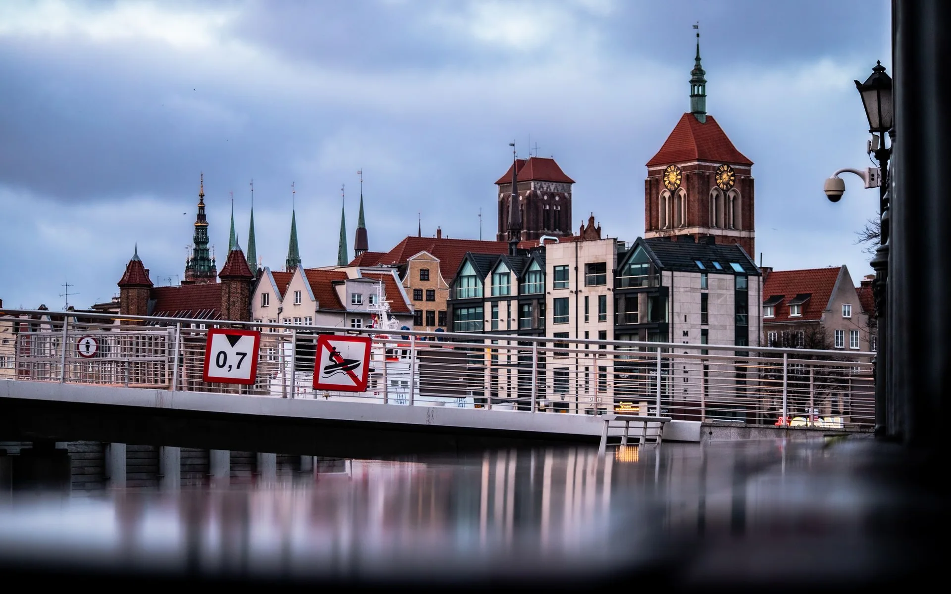 Bâtiments historiques sur la promenade du front de mer de Gdańsk