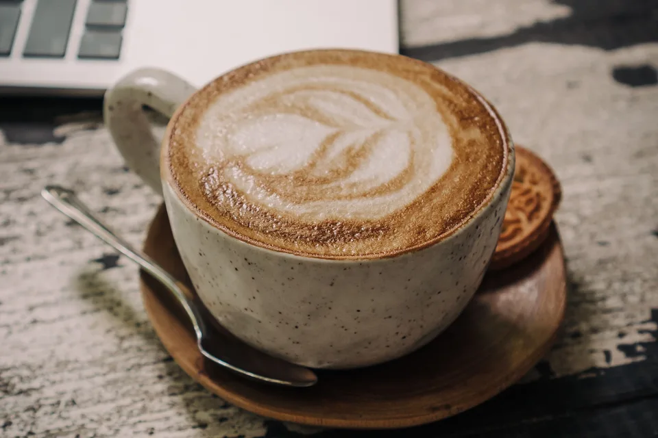 Photo d’illustration : Cappuccino dans une tasse en céramique