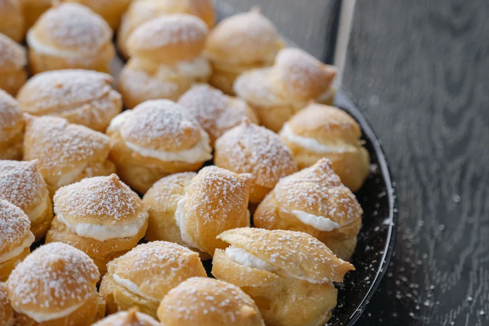 BookNoFees: Photo d’illustration : Choux à la crème saupoudrés de sucre glace