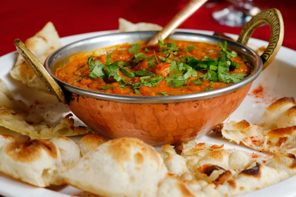 BookNoFees: Photo d’illustration : Curry indien accompagné de pain naan