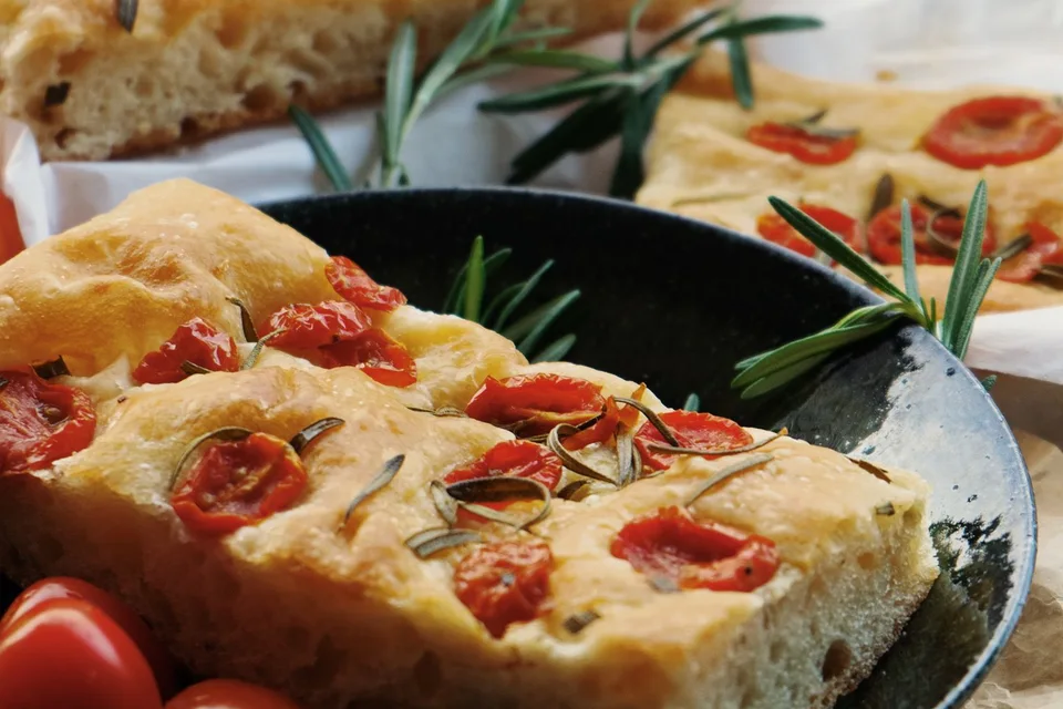 BookNoFees: Photo d’illustration : Focaccia garnie de tomates et de romarin